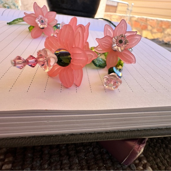 Hand Crafted - Acrylic and Glass Beaded Floral Bookmark - NEW - Picture 3 of 8